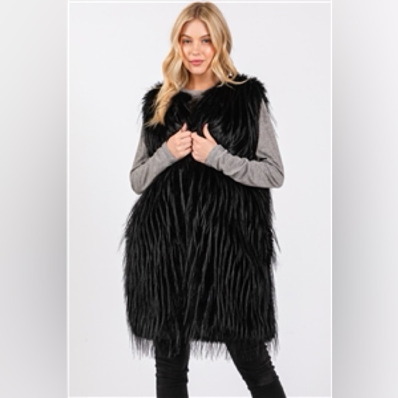 Luxe Oversized Black Shag Vest With Pockets New Onesize fits all available now - Picture 2 of 6